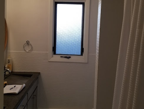 bathroom before reno photo 3