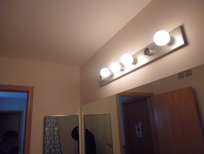 bathroom before reno photo 2